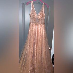This was my prom dress, It’s in good condition and was only wore once.